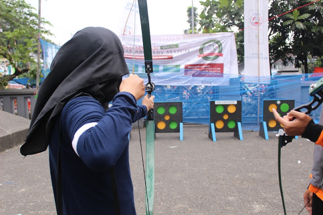 Salah satu jemaat PUSDAI mencoba memanah dengan dibimbing oleh anggota Sae Achery, Bandung, Selasa (14/06/2016). (Jurnalpos/Desianti Yus Rusana)