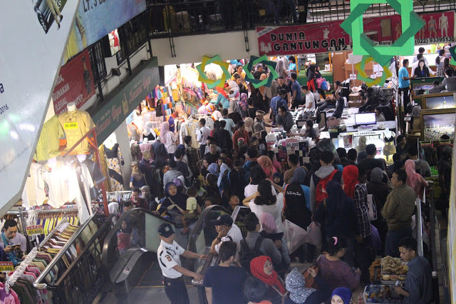 Terpantau suasana Pasar Baru Bandung yang tetap ramai dikunjungi pengunjung, Selasa (28/06/2016). (Jurnalpos/Desianti Yus Rusana)