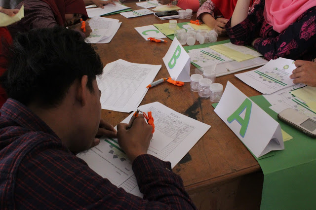 Salah satu mahasiswa baru mengisi data untuk pelaksanaan Tes Urine dan kesehatan di Gedung Student Center, Senin (22/08/16). (Jurnalpos/Desianti Yus Rusana).