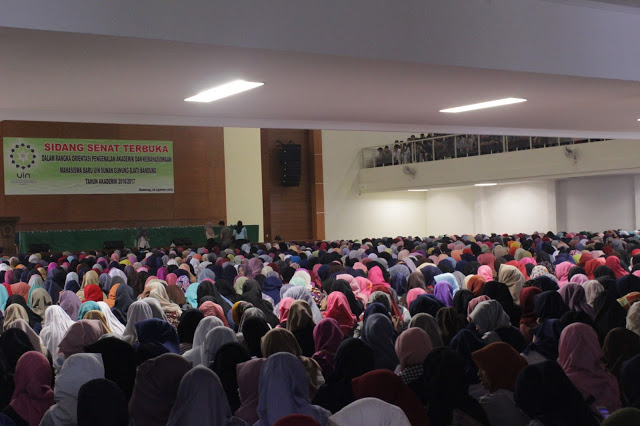 Ribuan Mahasiswa Baru mengikuti kegiatan Technical Meeting di Aula Anwar Musadad, UIN Bandung, Sabtu (27/08/16). (Jurnalpos/Desianti Yus R).