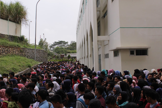 Ratusan Mahasiswa Baru mengantre untuk mendapatkan fasilitas OPAK di Halaman Aula Anwar Musadad UIN Bandung, Sabtu (27/08/16). (Jurnalpos/Desianti Yus Rusana).