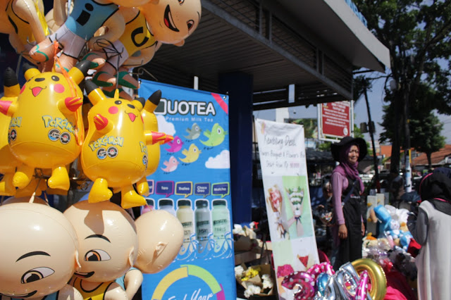 Para pedagang menjajakan daganggannya di Halte Kampus UIN Bandung Minggu (18/09/16). (Jurnalpos/Desianti Yus Rusana)