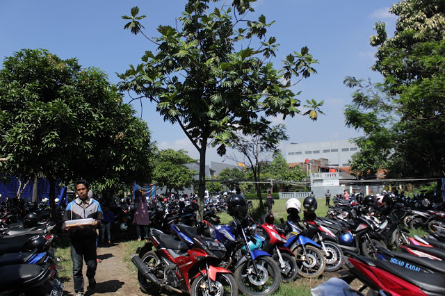 Kendaraan pribadi wisudawan padati lahan parkir di Jalan Pertamina, Desa Cipadung, Kota Bandung, Minggu (18/09/2016). Area parkeir ini telah mendapat persetujuan warga setemmpat untuk dijadikan lahan parkir untuk wisudawan. (Jurnalpos/Desianti Yus R)