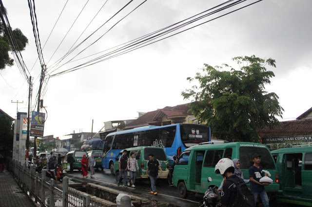 Keadaan lalu lintas di sekitar UIN Bandung saat Angkutan Umum mengetem, Selasa (11/10/16). (Jurnalpos/Desianti Yus Rusana).
