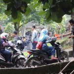 Mahasiswi memberikan kartu parkir pada satpam di parkiran gedung FISIP UIN Bandung, Selasa (01/11/16). (Jurnalpos/Desianti Yus Rusana)