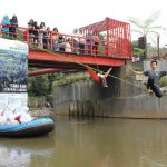 Hafidz (21) salah satu anggota komunitas Phusing Panda berjalan diatas seutas tali (Slackline) yang membentang di area jembatan Teras Cikapundung, Jalan Siliwangi, Kota Bandung, Sabtu (12/6/2016). Kegiatan ini dilakukan dalam mengisi acara Diskusi "Jurnalisme Lingkungan" yang diselenggarakan oleh komunitas Photo's Speak. (Jurnalpos/Syawal Febrian)