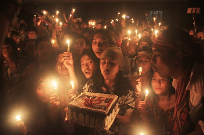 Presiden Mahasiswa (Presma) Jurnalistik, Adi Maulana Ibrahim (tengah) meniup lilin pada acara puncak Anniversary Jurnalistik ke-18 di Auditorium Abdjan Soelaeman UIN Bandung, Jumat (13/5/2016).(Jurnalpos/Muhamad Fahmi).