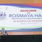 Kepala Kantor Perwakilan Bank Indonesia (BI) Rosmaya Hadi menyampaikan materi pada kuliah umum di Aula Anwar Musaddad, UIN Bandung, Selasa (08/11/2016). Rosmaya Hadi mengatakan ekonomi syariah mengalami penurunan dalam perkembangannya di Indonesia saat kuliah umum Fakuktas Syariah dan Hukum berlangsung. (Jurnalpos/Pandu Muslim).