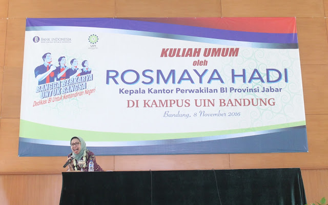 Kepala Kantor Perwakilan Bank Indonesia (BI) Rosmaya Hadi menyampaikan materi pada kuliah umum di Aula Anwar Musaddad, UIN Bandung, Selasa (08/11/2016). Rosmaya Hadi mengatakan ekonomi syariah mengalami penurunan dalam perkembangannya di Indonesia saat kuliah umum Fakuktas Syariah dan Hukum berlangsung. (Jurnalpos/Pandu Muslim).