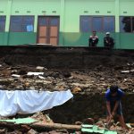 Sejumlah warga sekitar membersihkan puing-puing bangunan rubuh di MI Fathul Khaer, Kampung Pasir Angin, Desa Cilengkrang, Kecamatan Cilengkrang, Kabupaten Bandung, Minggu (13/11). Ambruknya bangunan diakibatkan curah hujan yang tinggi sehingga debit air naik serta diperparah oleh retakan pada beberapa bagian banguna. Tidak ada korban jiwa tetapi kerugian ditaksir mencapai 30 juta. (Jurnalpos/Ridha Achmad).