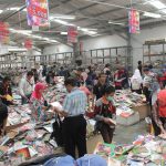 Ratusan pengunjung berburu buku di Gudang Buku Gramedia, Jalan Caringin No 74 Bandung, Rabu (26/10/2016). Pengunjung yang datang berasal dari berbagai kalangan, dari mulai pelajar hingga pegawai negeri. (Jurnalpos/Pandu Muslim).