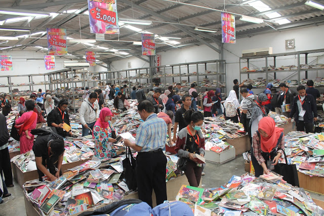 Ratusan pengunjung berburu buku di Gudang Buku Gramedia, Jalan Caringin No 74 Bandung, Rabu (26/10/2016). Pengunjung yang datang berasal dari berbagai kalangan, dari mulai pelajar hingga pegawai negeri. (Jurnalpos/Pandu Muslim).