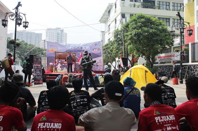 Komunitas Pecinta Gunung (KPG) regional Bandung meyelenggarakan acara "Semangat Kebangkitan Nasional di Atas Cakrawala" (SAPARAKANCA) di Jalan Soekarno, Asia Afrika, Bandung (20/5/2016). Kegiatan tersebut merupakan rangkaian acara dalam memperingati Hari Kebangkitan Nasional yang ke-108.(Jurnalpos/Ridha Achmad)