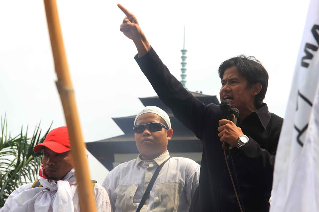 Koordinator Harakah Hadamah Pemuda Persatuan Islam, Dian Hardiana, saat orasi di depan Gedung Sate Jalan Diponegoro,Bandyng, Jum’at (21/10/2016). Proses hukum terkait penistaan agama terhadap Ahok tidak ada sangkut pautnya dengan Pilkada DKI Jakarta. (Jurnalpos/Ricky Fatria)
