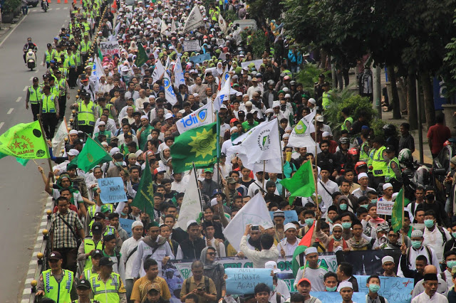 Tuntut Proses Hukum-Ribuan Umat Muslim Jawa Barat melakukan long march menuju Gedung Merdeka guna menuntut proses hukum terkait dugaan penistaan agama oleh Gubernur DKI Jakarta Basuki Tjahaja Purnama (Ahok), Jum’at (21/10/2016). (Jurnalpos/Ricky Fatria)