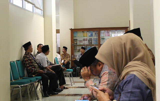 Sejumlah PNS Kementerian Agama (Kemenag) se-Provinsi Jawa Barat melakukan tes seleksi petugas Haji tahap 2 di Gedung Fakultas Saint dan Teknologi UIN Bandung, Kamis (12/5/2016). (Jurnalpos/Yudianto N)
