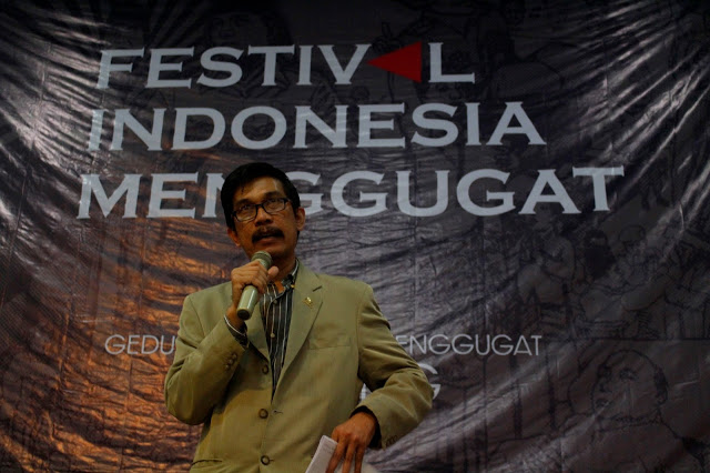 Wakil Ketua Eksternal Komisi Nasional Hak Asasi Manusia (Komnas HAM), Dianto Bachriadi membuka acara Festival Indonesia Menggugat di Jalan Perintis No. 5, Bandung, Jumat (20/5/2016). Festival yang bertemakan “Soekarno dan Historiografi Indonesia" ini, menggelar diskusi, pameran foto, dan buku-buku hasil karya sukarno yang berlangsung hingga 22 Mei mendatang. (Jurnalpos/Syawal FD)