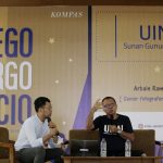Talkshow and Fun Library Corner diadakan oleh Harian Umum Kompas dengan tema LEGO ERGO SCIO “Saya Baca Maka Saya Tahu”. Bersama fotografer Kompas Arbain Rambey dan penulis buku Maman Suherman, yang berlangsung di Aula Anwar Musaddad UIN Bandung, Senin (24/10/2016). (Jurnalpos/Syawal Febrian).