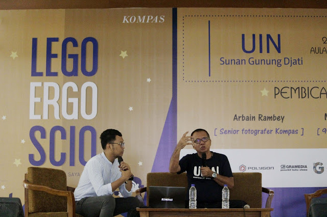 Talkshow and Fun Library Corner diadakan oleh Harian Umum Kompas dengan tema LEGO ERGO SCIO “Saya Baca Maka Saya Tahu”. Bersama fotografer Kompas Arbain Rambey dan penulis buku Maman Suherman, yang berlangsung di Aula Anwar Musaddad UIN Bandung, Senin (24/10/2016). (Jurnalpos/Syawal Febrian).