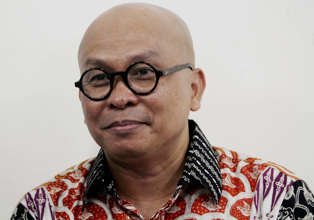 Potret Kang Maman seorang penulis buku 99 Mutiara Hijaber di Aula Anwar Mussadad UIN Bandung dalam Talkshow Lego Ergo Scio, Senin, (24/10/2016). (Jurnalpos/Syawal Febrian).