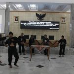 Kelompok seni “Terbang Sajak” yang berasal dari Kampung Dukuh membuka Kegiatan Pelantikan dan Seminar Nasional di Gedung Pendopo, Kecamatan Garut Kota, Kabupaten Garut, Kamis (04/08/2016). Seminar yang bertajuk "Pendidikan Karakter dalam Kebijakan Nasional:Antara Cita dan Realita" ini diselenggarakan oleh Panitia Ikatan Cendikiawan Muslim se-Indonesia. (Jurnalpos/Syawal Febrian)