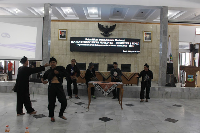 Kelompok seni “Terbang Sajak” yang berasal dari Kampung Dukuh membuka Kegiatan Pelantikan dan Seminar Nasional di Gedung Pendopo, Kecamatan Garut Kota, Kabupaten Garut, Kamis (04/08/2016). Seminar yang bertajuk "Pendidikan Karakter dalam Kebijakan Nasional:Antara Cita dan Realita" ini diselenggarakan oleh Panitia Ikatan Cendikiawan Muslim se-Indonesia. (Jurnalpos/Syawal Febrian)