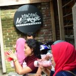 Pengunjung yang tengah menikmati sajian susu monyet di Kandang Monyet. Kedia ini berlokasi di Jalan Kalimantan, No. 13, Bandung. (Jurnalpos/ Rindy Gita D).