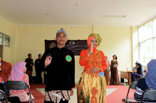 Peserta Fashion Show urutan ke-5 Mahmud Hidayatullah (kiri) dan Devi Vitria (kanan) dari Jurusan Teknik Informatika tampil dalam ajang pemilihan Mojang Jajaka Fakultas Sains dan Teknologi di Aula Student Centre UIN Bandung, Kamis (12/05/2016). Pemenang dari lomba ini dilihat dari tiga penilaian yaitu intelektual, kecakapan, dan bakat. (Jurnalpos/Muhamad Fahmi)