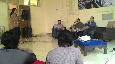 Peserta mengajukan pertanyaan saat diskusi mengenai sejarah kopi dan pengelolaan kopi di Indonesia dalam rangkaian acara Milangkala Lembaga Pengkajian Ilmu Keislaman (LPIK), di Aula Student Center UIN Bandung, selasa (10/5/2016).