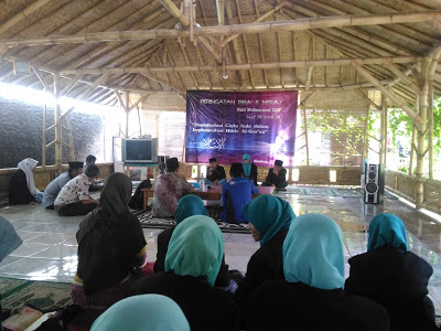 Peserta sedang menjawab soal di hadapan juri pada Festival Tahfidz dalam acara Isra Mi’raj. Festival ini berlangsung di Aula Pondok At-Tamur, Cibiru Hilir, Jumat, (15/05/2016).