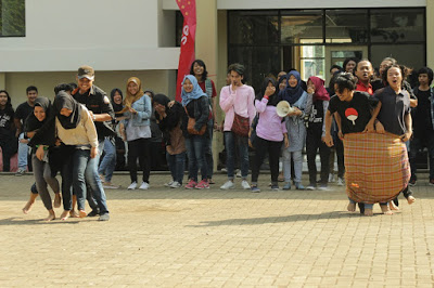 Balap sarung memeriahkan rangkaian acara ulang tahun Jurnalistik ke-18 yang digelar di samping Gedung Auditorium Abjan Soelaiman, Jumat (13/05/2016). (Jurnalpos/Pandu Muslim).