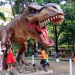 Salah satu pengunjung sedang berfoto bersama Dinosaurus T-Rex, Sabtu (30/7/2016) (Jurnalpos/Linda Karmila)