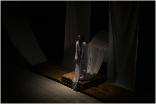 Sosok pasien dalam Drama Teater di Aula Abdjan Soelaiman UIN Bandung, Senin (19/09/2016). Drama Teater ini diselenggarakan oleh Teater Awal dalam rangka memeriahkan milad ke-29. (Jurnalpos/Syawal Febrian).