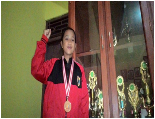 Qiya (12) menunjukkan beberapa penghargaan yang di perolehnya dari berbagai kejuaraan. (dok.pribadi)
