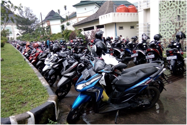 Keadaan jalan yang dijadikan parkiran di depan Masjid Iqomah dan Perpustakaan UIN Bandung, Selasa (11/10/2016). Dinilai kurang memadai, karena mengganggu aktivitas pengguna jalan. (Jurnalpos/Wulan Apriani).