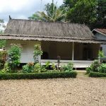 Rumah Ketua Adat Kampung Pulo,Embah Dalem Arif Muhammad, nampak berbeda dengan menggunakan atap dari ijuk sebagai ciri khas rumah ketua adat setempat, sedangkan rumah adat yang lainnya memakai genting sebagai penutup atap. (Jurnalpos/Dini Fitrianti)