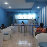 Pengunjung yang sedang asik berkumpul dan menikmati cemilan di Kafe Frozen "Frozen Yoghurt & Ice Cream Roll", Rabu (13/07/2016). (Jurnalpos/Maulida Madini)