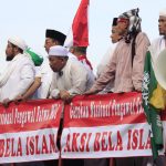 Wakil Ketua DPR RI Fadli Zon (Kedua kanan) bersama tokoh ulama, Habaib, dan politik menunggu hasil pertemuan dengan Presiden Jokowi di depan Istana Presiden jalan Medan Merdeka Barat, Jakarta,Jum’at(04/11/2016). Presiden tak bisa ditemui dan hanya diwakilkan oleh Kementrian Politik Hukum dan Ham Wiranto dan Kementrian Sekretaris Negara Pratikno. (Jurnalpos/Ricky Fatria).