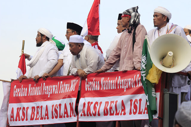 Wakil Ketua DPR RI Fadli Zon (Kedua kanan) bersama tokoh ulama, Habaib, dan politik menunggu hasil pertemuan dengan Presiden Jokowi di depan Istana Presiden jalan Medan Merdeka Barat, Jakarta,Jum’at(04/11/2016). Presiden tak bisa ditemui dan hanya diwakilkan oleh Kementrian Politik Hukum dan Ham Wiranto dan Kementrian Sekretaris Negara Pratikno. (Jurnalpos/Ricky Fatria).