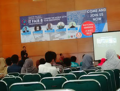 Pencipta game DreadOut Rahman Imron sedang menyampaikan materinya di Seminar Nasional IT Fair 8 yang berlokasi di Gedung Aula Anwar Musaddad, UIN Bandung, Sabtu (14/5/2016). Dalam materinya ia menjelaskan tentang bisnis game.