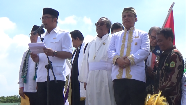 Walikota Bandung Ridwan Kamil bacakan deklarasi terkait keutuhan NKRI di Stadion Siliwangi, Jalan Lombok Kota Bandung pada Minggu (30/10/2016). Ridwan Kamil menghimbau agar masyarakat Indonesia bisa bersatu tanpa melihat unsur Suku, Ras, dan Agama. (Jurnalpos/Ricky Fatria)