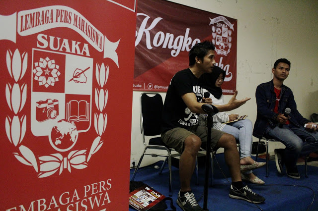 Zen RS (kiri) pendiri panditfootball.com menjadi pemateri dalam kegiatan diskusi dan launching majalah fresh yang diselenggarakan oleh Lembaga Pers Mahasiswa (LPM) Suaka. (Jurnalpos/ Syawal Febrian).