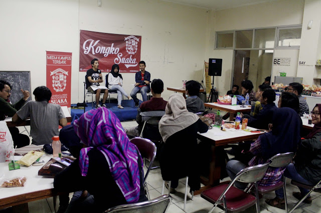 Sejumlah mahasiswa UIN Bandung mengikuti Diskusi Kongko Suaka di KOPMA Student Center Lantai 1, UIN Bandung, Kamis (13/10/2016). Selain berdiskusi, Kongo Suaka mengadakan launching Majalah Fresh Mini perdana Lembaga Pers Mahasiswa (LPM) Suaka. (Jurnalpos/Syawal Febrian).
