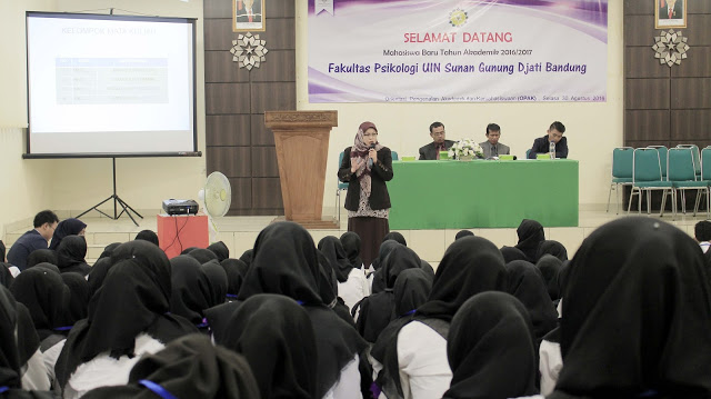 Sejumlah Mahasiswa Baru Fakultas Psikologi mendengarkan bimbingan dari beberapa dosen Fakultas Psikologi di Gedung Lecture Hall UIN Bandung, Selasa (30/08/2016). (JURNALPOS/SYAWAL FEBRIAN).