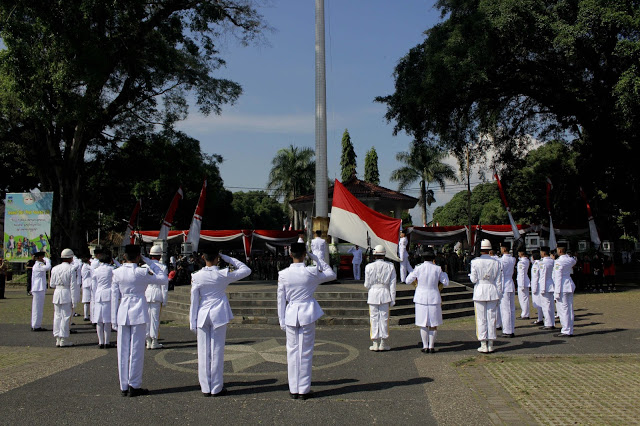 Petugas Upacara dari Paskibra Kabupaten Garut siap mengibarkan bendera merah putih di Alun-alun Garut, Kabupaten Garut, Rabu (17/08/2016). Kegiatan ini dilakukan sebagai peringatan Hari Ulang Tahun Republik Indonesia yang ke-71.(Jurnalpos/Syawal Febrian)