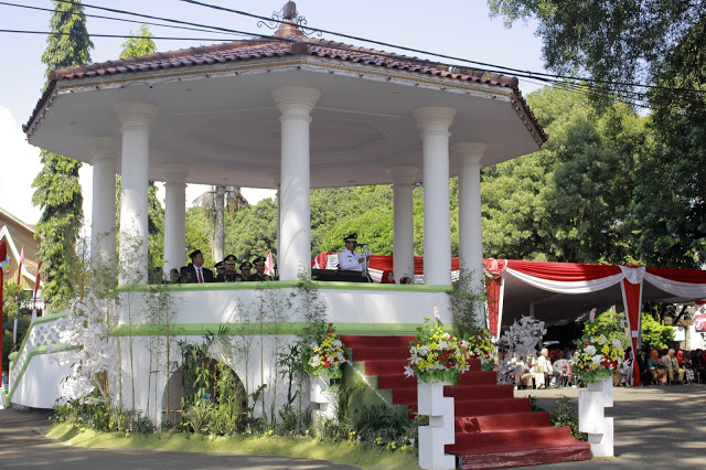Rudy Gunawan selaku Bupati Kabupaten Garut berpidato di Alun-alun Garut, Kabupaten Garut, Rabu (17/08/2016). Selain memperingati Hari Ulang Tahun Repubik Indonesia yang ke-71, Rudy memaparkan perkembangan pembangunan Kabupaten Garu pada tahun 2016.(Jurnalpos/Syawal FD)