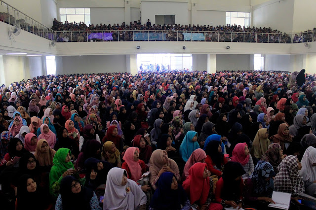 Mahasiswa baru UIN Bandung melakukan Technical Meeting Orientasi Pengenalan Akademik (OPAK) di Aula Anwar Mussadad, UIN Bandung, Jalan A.H Nasution, Bandung, Sabtu (27/8/2016). Minimnya pintu masuk membuat pelaksanaan Technical Meeting berdesakkan. (Jurnalpos/Syawal Febrian).