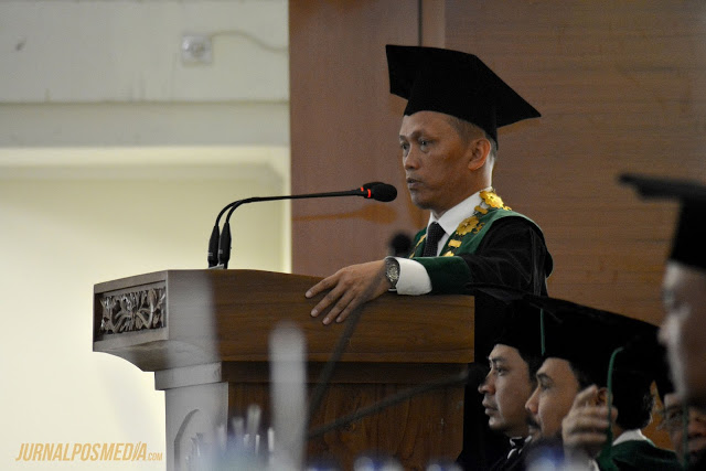 Rektor Universitas Islam Negeri (UIN) Bandung, Mahmud menyampaikan pidato pembukaan sidang senat terbuka dalam rangkaian acara Orientasi Pengenalan Akademik dan Kemahasiswaan (OPAK) Mahasiswa Baru Tahun Akademik 2016/2017 di Gedung Aula Anwar Musadad, UIN Bandung, Senin (29/08/2016). (Jurnalpos/Muhamad Aziz Muslim).