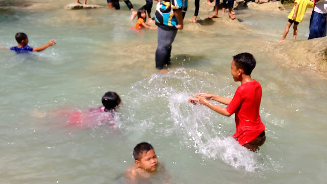 Anak-anak yang tampak asyik bermain air di tepi air terjun Ngirlip, Minggu (10/7/2016). ( Jurnalpos/linda karmila)