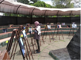 Berbagai hasil karya Fotografi dari UKM fotografi spektrum UNPAD di jajakan di Pameran Fotografi, yang di selengggarakan di Brooklyn, Gerbang lama UNPAD Jatinangor, Senin (16/05/2016).